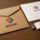 Een creatieve benadering van bedrukte enveloppen en USB sticks voor effectieve branding